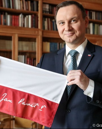 Flaga Jana Pawła II jest symbolem, który łączy Polaków